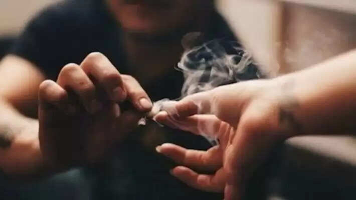 கஞ்சா போதையில் போலீஸாரை தகாத வார்த்தைகளால் திட்டிய ஆசாமி!! கஞ்சா போதையில் போலீஸாரை தகாத வார்த்தைகளால் திட்டிய ஆசாமி!!