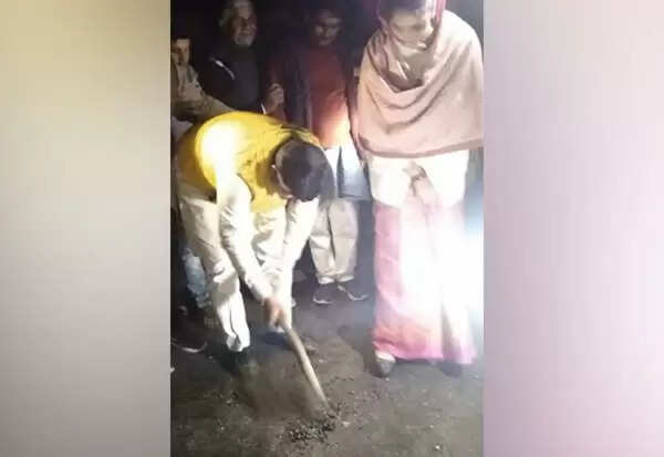 அடக்கொடுமையே! தேங்காய் உடைத்ததால் தார் சாலையில் ஏற்பட்ட விரிசல்!!