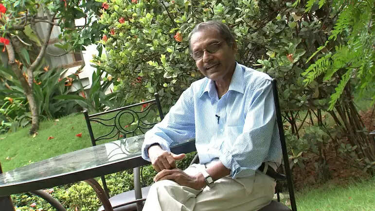 பிரபல பாடலாசிரியர் கொரோனாவுக்கு பலி...