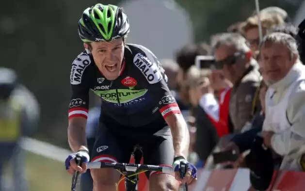 பெரும் சோகம்.. பிரபல சர்வதேச வீரர் சாலை விபத்தில் பலி !!