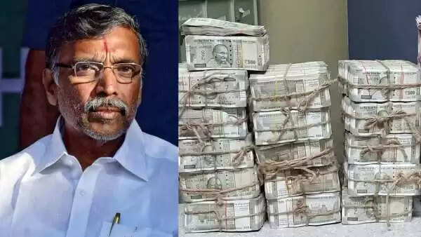 அதிமுக முன்னாள் அமைச்சர் வீட்டில் சிக்கிய கட்டுக்கட்டா பணம், நகைகள்..!