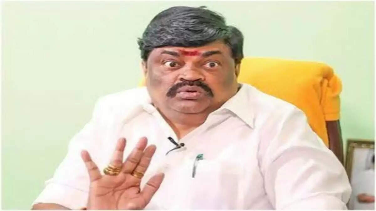 வெவ்வேறு கார்.. வெவ்வேறு கெட்டப்.. தப்பித்து ஓடும் ராஜேந்திர பாலாஜி..!!
