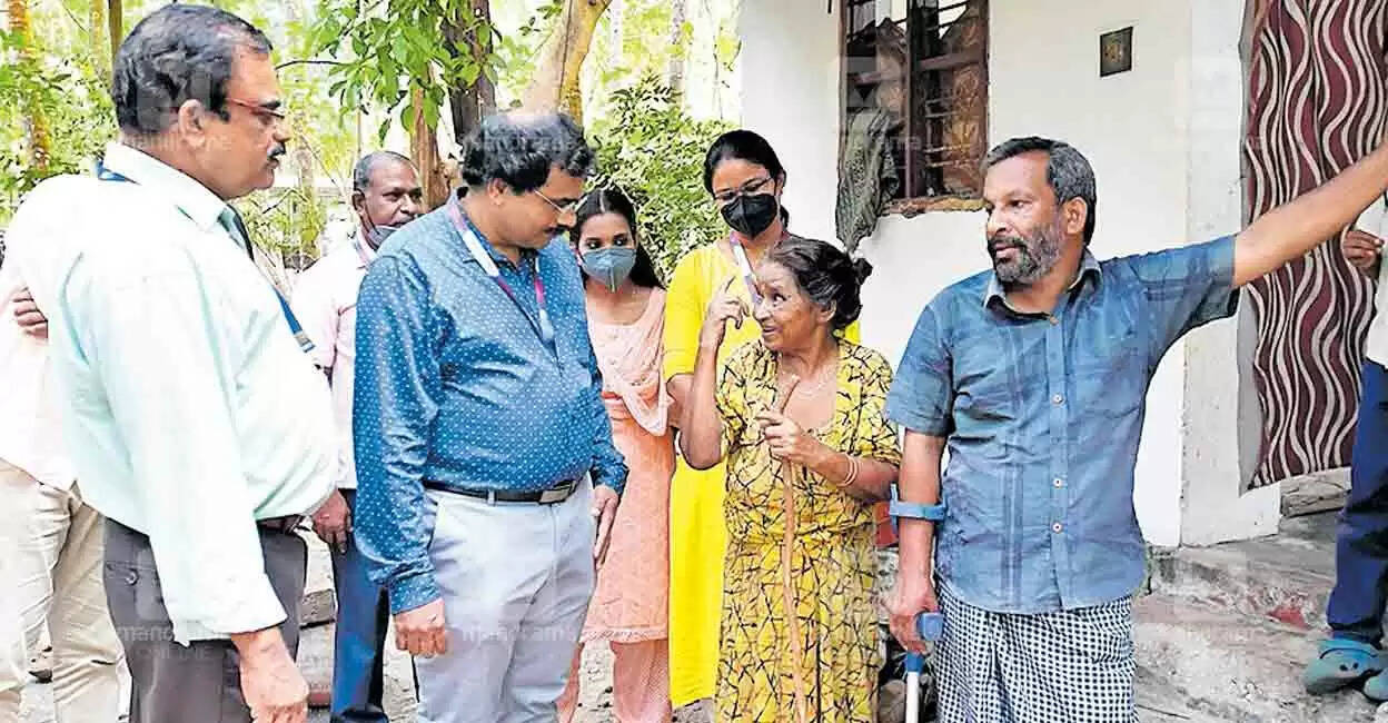 இதுதான் மனித நேயம்… வங்கி மேலாளரின் நெகிழ்ச்சி செயல்!! இதுதான் மனித நேயம்… வங்கி மேலாளரின் நெகிழ்ச்சி செயல்!!