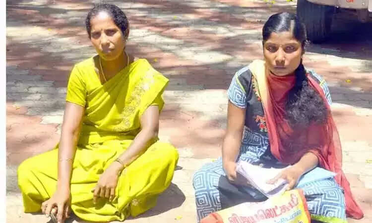 3 பேர் துன்புறுத்துகின்றனர்.. கலெக்டர் அலுவலகத்தில் தாய் - மகள் தர்ணா..!