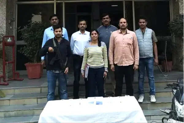 ஆக்ஷன் பட பாணியில் திருடர்களை பிடித்த பெண் போலீஸ்..! டெல்லியில் நடந்த அசரவைக்கும் சம்பவம்..!!