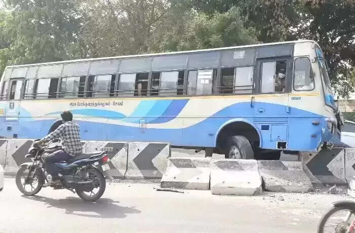 ஓடும் பஸ்சில் ஓட்டுநருக்கு நெஞ்சு வலி.. சென்டர் மீடியனில் மோதி 55 உயிரை காப்பாற்றிய பயணி..!