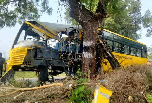 கல்லூரி பேருந்து மரத்தில் மோதி பயங்கர விபத்து..!!