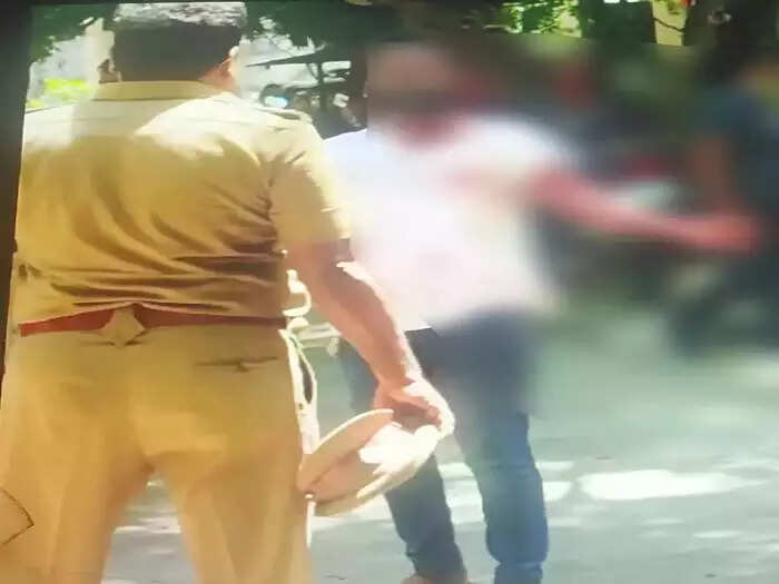 போலீஸ் கமிஷனர் அலுவலகத்தில் பரபரப்பு..!! பிளேடால் கைகளை வெட்டி ரகளை செய்த வாலிபர்..