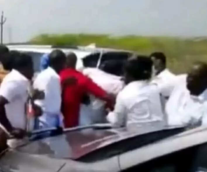 பரபர கடத்தல் சீன் : திமுகவை முந்திய அதிமுக!!