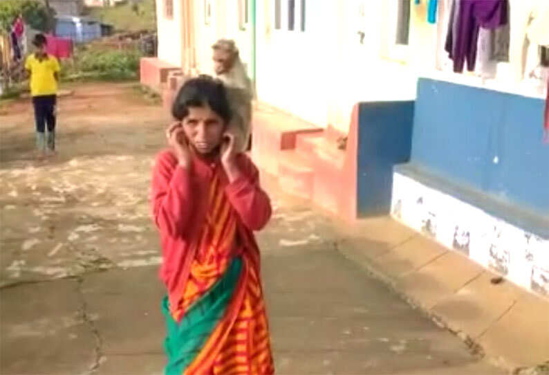 சமூக வலைதளத்தில் வைரலாகும் பேன் பார்க்கும் குட்டி குரங்கின் வீடியோ..!!