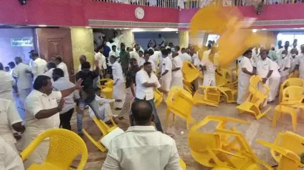 நாற்காலிகளால் மாறி மாறி தாக்கிக் கொண்ட ஓபிஎஸ் – ஈபிஎஸ் ஆதரவாளர்கள்!!