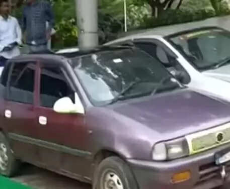 சொந்த வீட்டில் திருடி காதலனுக்கு 3 கார்கள் பரிசளித்த காதலி!!