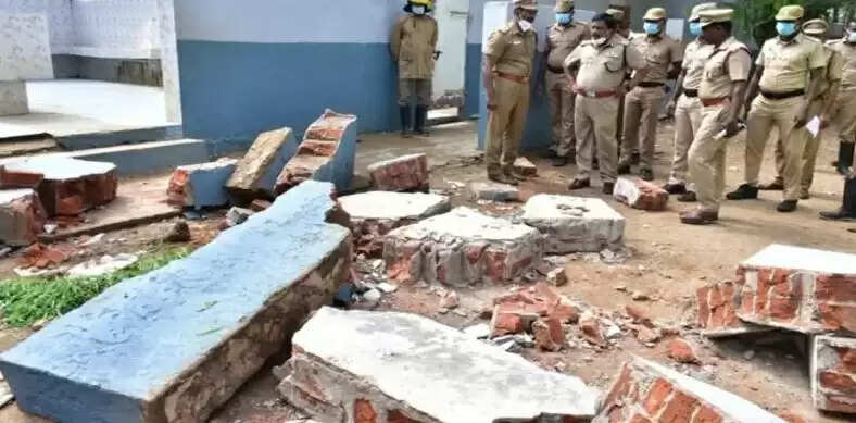 #BREAKING மதுரையில் 200 பள்ளி கட்டடங்களை இடிக்க மாவட்ட ஆட்சியர் உத்தரவு !! #BREAKING மதுரையில் 200 பள்ளி கட்டடங்களை இடிக்க மாவட்ட ஆட்சியர் உத்தரவு !!