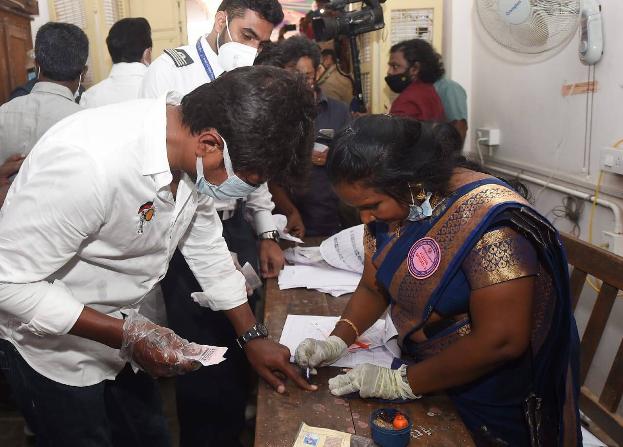 உதயசூரியன் சின்னம் பொறித்த சட்டையுடன் வாக்களித்த உதயநிதி ஸ்டாலின் - தேர்தல் ஆணையத்தில் அதிமுக புகார்