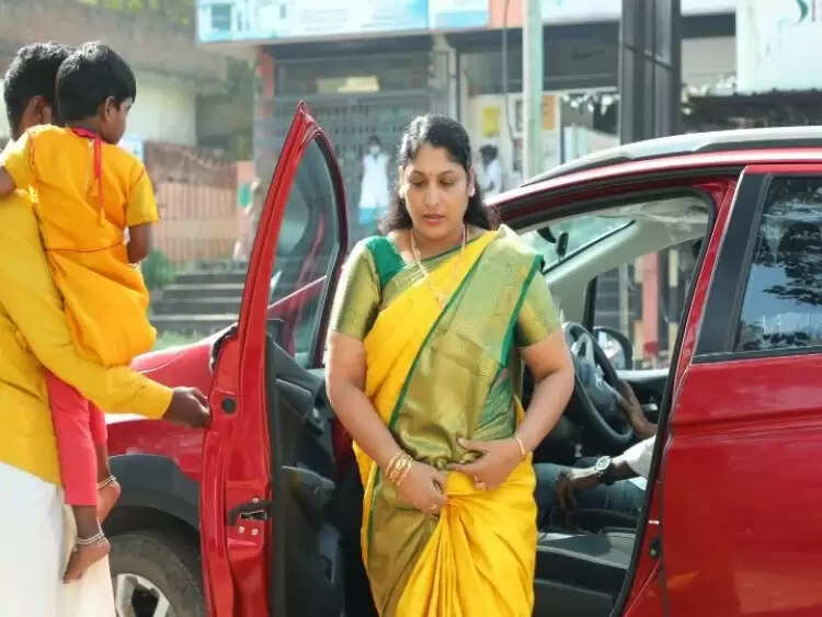 மனுசனுக்கு தான் இன்சூரன்ஸ்... சக்திக்கு தேவையில்லை.. இன்சூரன்ஸ் காலாவதி ஆன காரில் வலம் வரும் அன்னபூரணி!!