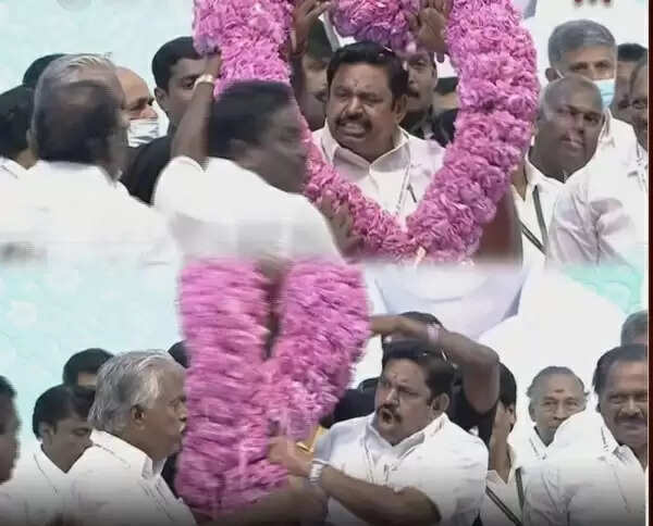 எனக்கே பன்னீர்ரோஜாவா? - கூட்டத்தில் செம கடுப்பான எடப்பாடி பழனிசாமி !!