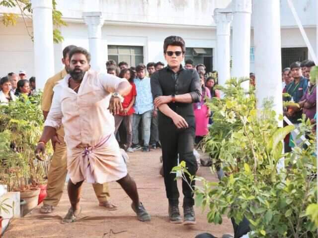 விக் பறக்காமல் ஆக்‌ஷன் காட்சியில் நடித்து துவம்சம் செய்த லெஜண்ட் சரவணன்..!