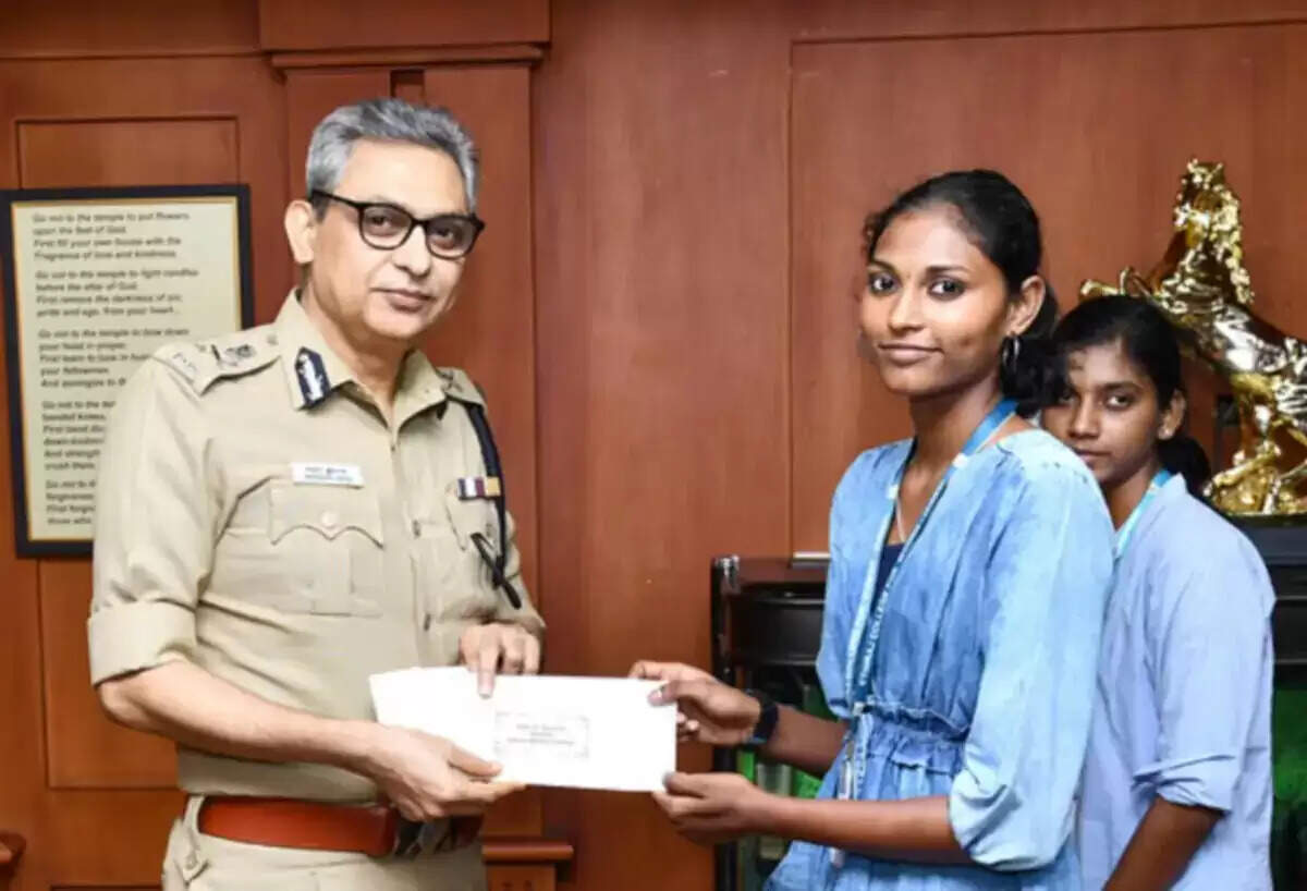திருடனை விரட்டிப் பிடித்த கல்லூரி மாணவிகள்.. நேரில் அழைத்து போலீஸ் கமிஷனர் பாராட்டு..!