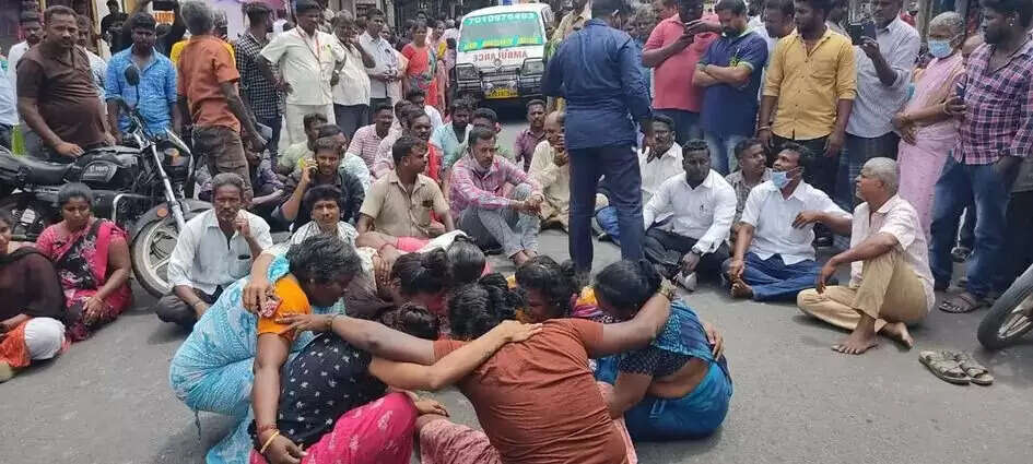 தந்தை கண் முன்னே சோகம்.. பஸ் சக்கரத்தில் சிக்கி பள்ளி மாணவன் பலி..!