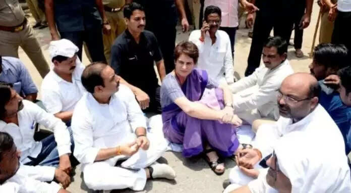 பிரியங்காவுடன் தர்ணாவில் ஈடுபட்ட உத்திர பிரதேச காங்கிரஸ் தலைவர் மீது வழக்கு!!