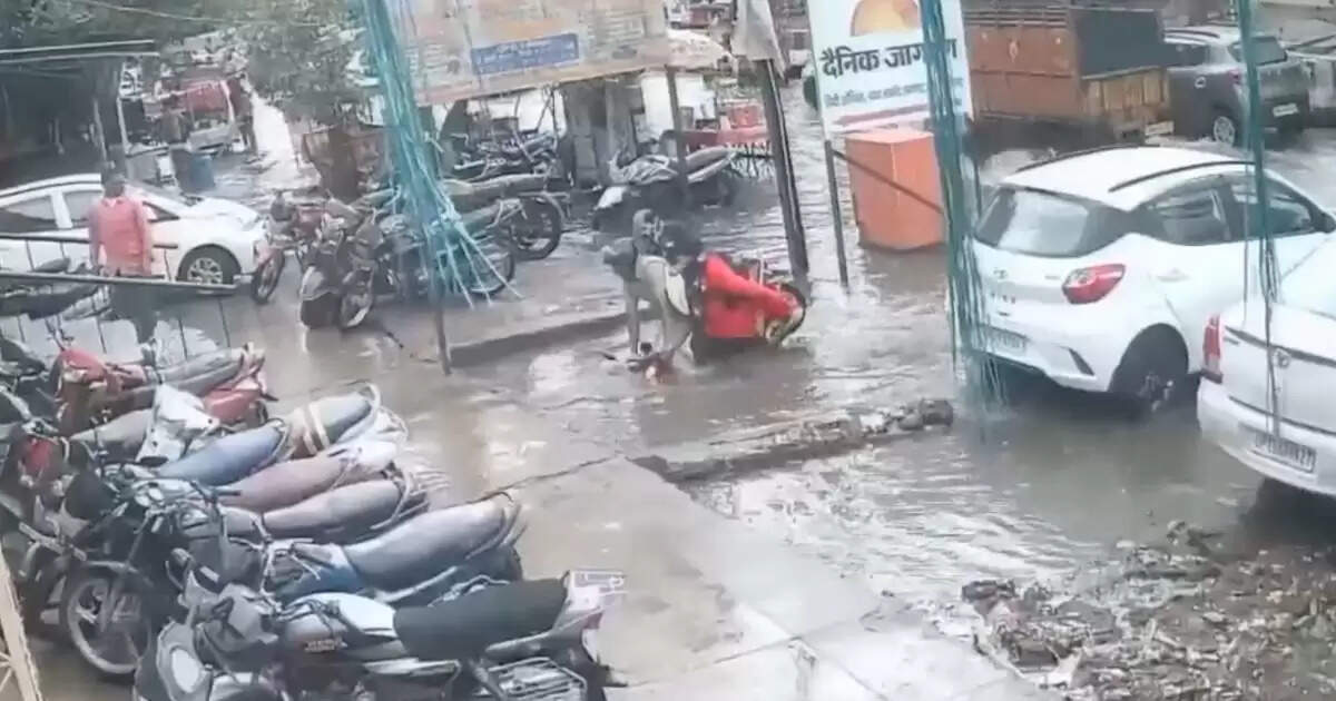 பகீர் கிளப்பும் சிசிடிவி வீடியோ..!! மனைவியுடன் கழிவுநீர் கால்வாயில் விழுந்த காவலர்!!