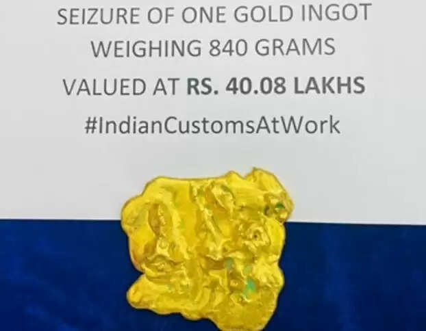 உள்ளாடைக்குள் வைத்து தங்கம் கடத்தல்… ஆத்திரத்தால் சிக்கிய பயணி!! உள்ளாடைக்குள் வைத்து தங்கம் கடத்தல்… ஆத்திரத்தால் சிக்கிய பயணி!!