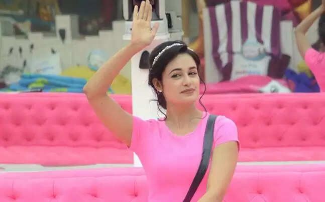 அவதூறு பேச்சால் பரபரப்பு- பிக்பாஸ் பிரபல நடிகை கைது !!