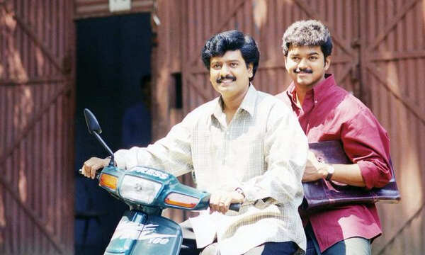 நடிகர் விவேக் வீட்டிற்கு நேரில் சென்று ஆறுதல் சொன்ன நடிகர் விஜய்!