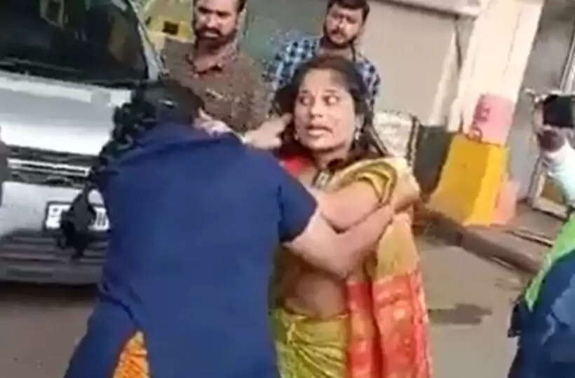 சுங்கச்சாவடியில் கொழா அடி சண்டையிட்ட இரண்டு பெண்கள்..!! சண்டையை தடுக்காமல் வீடியோ எடுத்த மக்கள்..!!