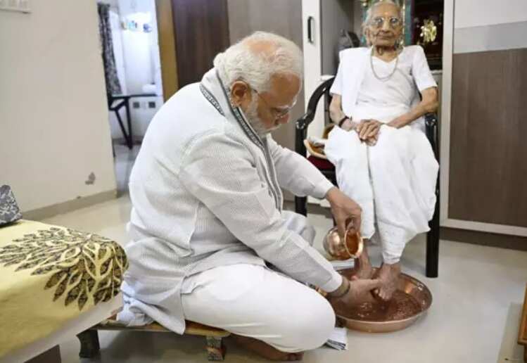 100வது பிறந்தநாள் கொண்டாடும் தாயார்.. நேரில் வாழ்த்து பெற்ற பிரதமர் மோடி !!