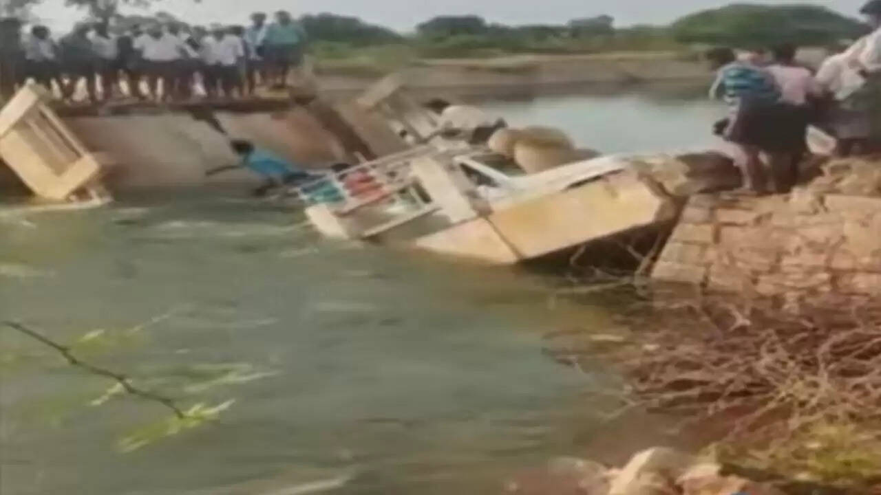 சற்றும் எதிர்பார்க்காத வகையில் திடீரென இடிந்து விழுந்த தரைப்பாலம்.. சிக்கிக்கொண்ட சரக்கு வாகனம்!!