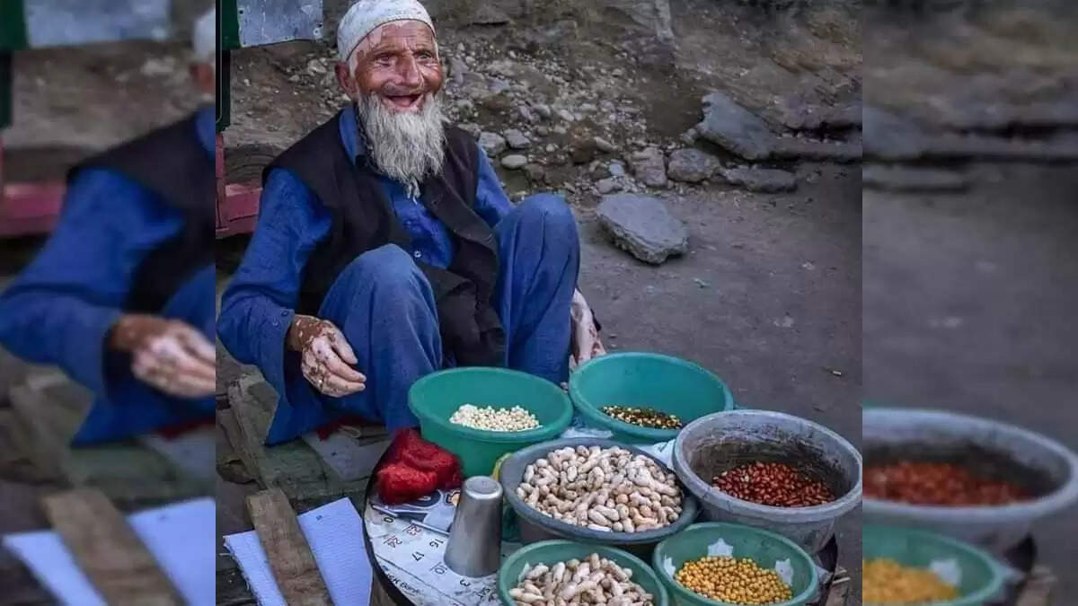 காக்கிச் சட்டைக்குள் ஓர் கருணை உள்ளம்: முதியவருக்கு ரூ.1 லட்சம் வழங்கிய எஸ்பி..!