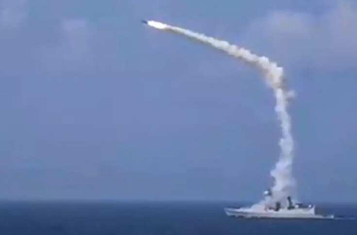 கப்பலில் இருந்து தாக்கும் பிரம்மோஸ் ஏவுகணை.. பலம் பெறும் இந்திய கடற்படை- வீடியோ !!