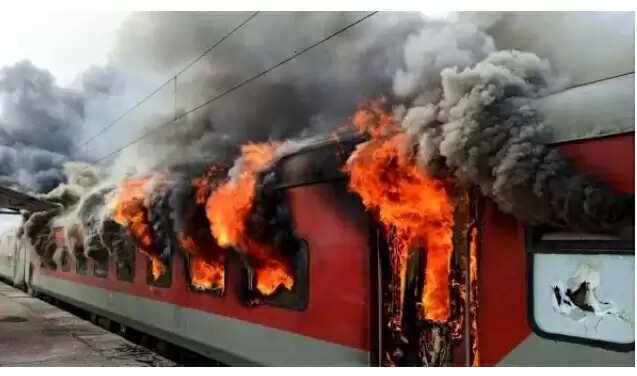 அக்னி பாத் போராட்டம்.. 12 ரயில்கள் தீவைத்து எரிப்பு.. 300 ரயில் சேவைகள் நிறுத்தம் !!