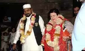 60 வயசு பாட்டிக்கு 6 வருஷ காதல்!! 28 வயது இளைஞரை மணந்தார்!!