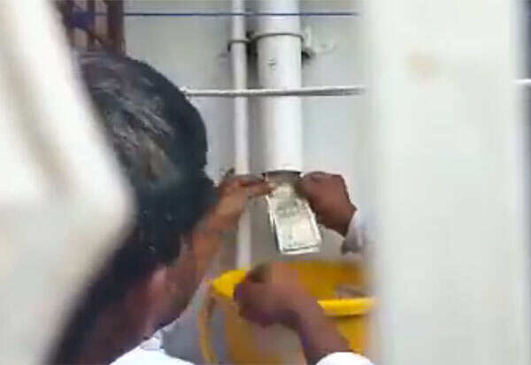 தண்ணீர் குழாயில் பண மழை.. அரசு பொறியாளர் வீட்டில் கத்தை கத்தையாய் பறிமுதல்