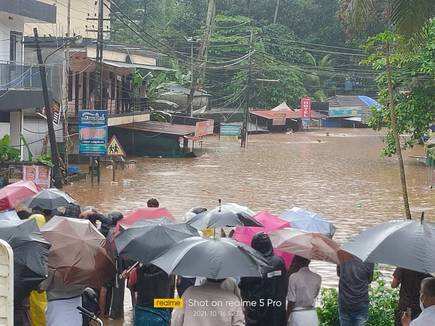 கனமழையால் மிதக்கும் கேரளா.. நிலச்சரிவில் 12 பேர் மாயமாம்: பேரிடர் மீட்புக் குழு விரைந்தது !