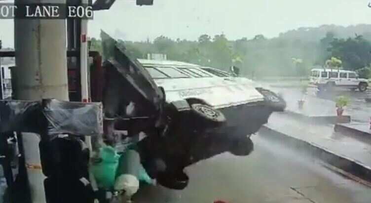 பதற வைக்கும் மரணம்..!! சுங்கச்சாவடியில் அதிவேகமாக மோதிய ஆம்புலன்ஸ்..!!