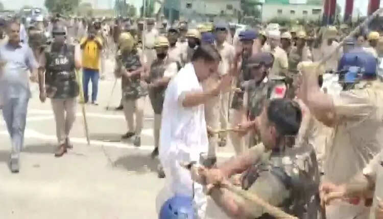 வேளாண் சட்டங்களைத் திரும்பப் பெறக் கோரி போராடிய விவசாயி... இழுத்து சென்று தடியால் தாக்கிய காவல்துறையினர்!