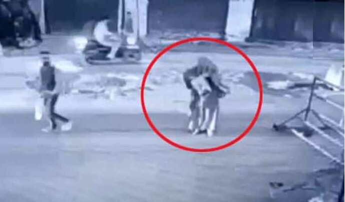 சிஆர்பிஎஃப் பதுங்கு குழி மீது பெட்ரோல் குண்டு வீசிய பெண்.. பகீர் வீடியோ !