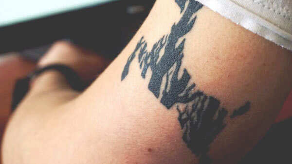 ஆசை ஆசையாக பச்சை குத்திக்கொண்ட ஆண் மற்றும் பெண்ணுக்கு பரவியது எச்.ஐ.வி..!!