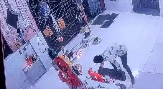 கடவுளை வணங்கிய பின் உண்டியலை அலேக்காக தூக்கிய பலே திருடன்..!