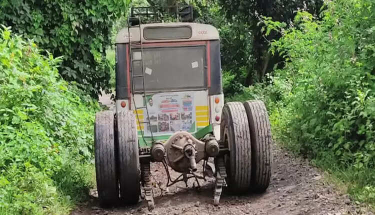அரசு பேருந்தின் பின் சக்கர டயர்கள் கழன்று சென்றதால் பயணிகள் அதிர்ச்சி!
