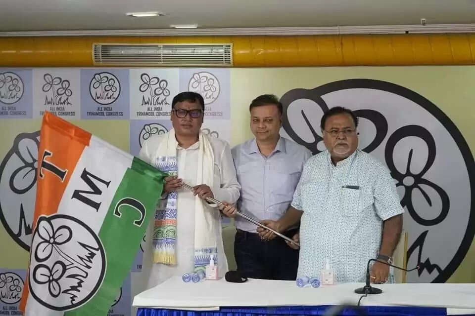 சுயமரியாதை இல்லாதவர்கள்தான் பாஜகவில் இருக்க முடியும்: திரிணாமுல் காங்கிரஸ் கட்சியில் இணைந்த பாஜக எம்.எல்.ஏ பேட்டி