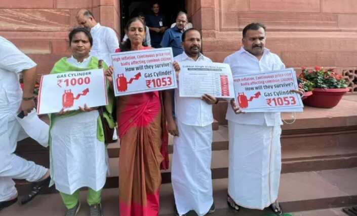 ஜோதிமணி உட்பட 4 எம்.பிக்கள் சஸ்பெண்ட்.. சபாநாயகர் அறிவிப்பு