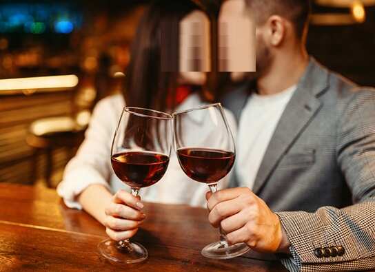 ஒன்றாக மது அருந்தும்போது கொலை.. காலையில் மனைவி உடலை பார்த்து அதிர்ந்த கணவன் !!