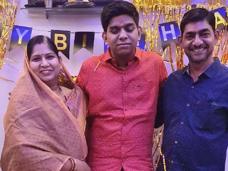 விடா முயற்சிக்கு இவர் ஒரு சிறந்த உதாரணம்..!! பார்வை திறன் குறைபாடு உள்ள மாற்றுத்திறனாளி இளைஞருக்கு மைக்ரோசாப்ட் நிறுவனத்தில் வேலை..!!