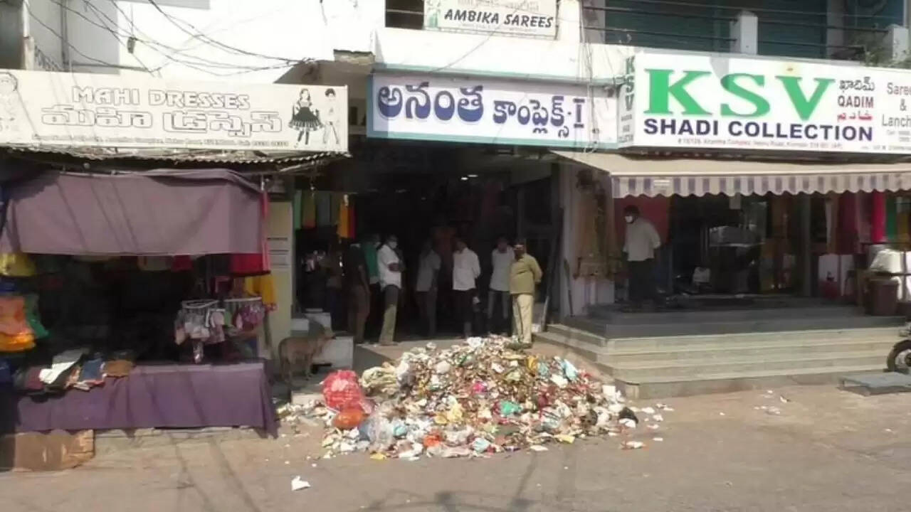 வரி செலுத்தாத கடைகள் முன்பு குப்பையைக் கொட்டிய நகராட்சி ஊழியர்கள்..!!