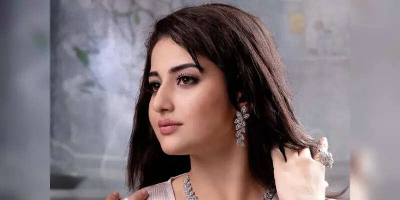 பிறந்த நாளிற்கு அனைவரையும் அழைத்து விட்டு சடலமாக கிடந்த மாடல் அழகி..!!