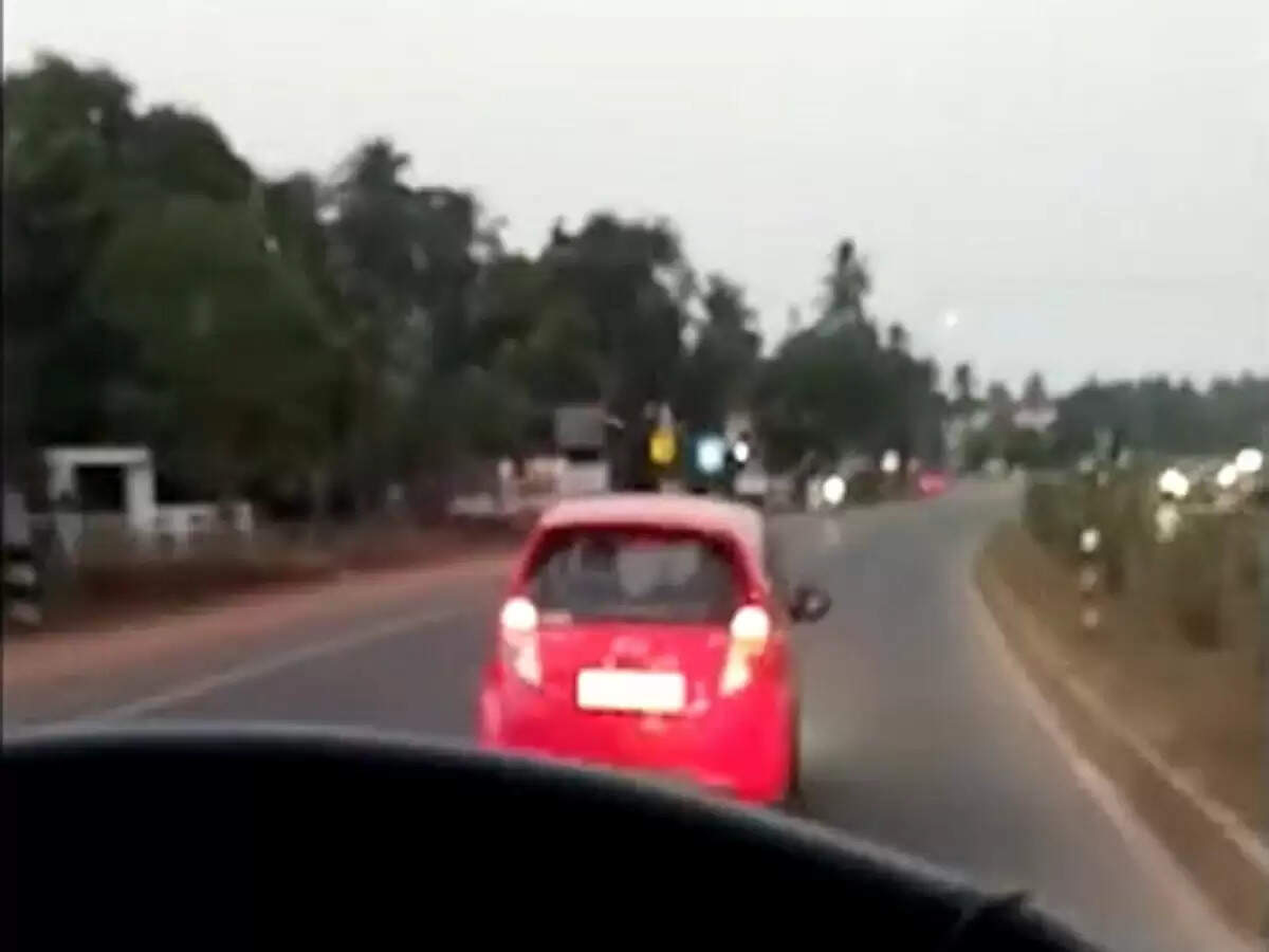 நோயாளியை ஏற்றிச் சென்ற ஆம்புலன்ஸுக்கு வழிவிடாமல் வழிமறித்துச் சென்ற கார்..!!